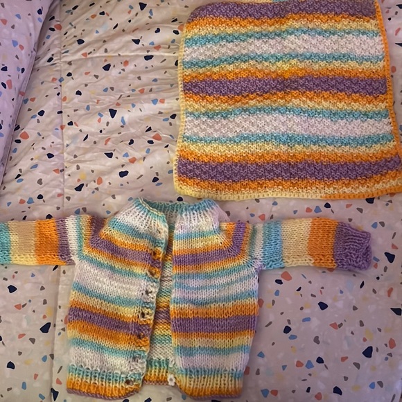 Sweater and burp cloth set - Picture 1 of 1